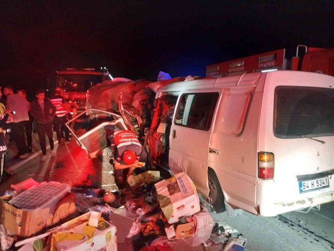 D-100’de Minibüs Traktöre Arkadan Çarptı: 2 Yaralı