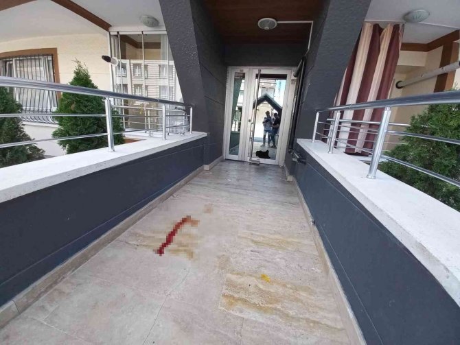 Ablasının İlişkisine Karşı Çıkan Kardeş 2 Kişiyi Yaraladı