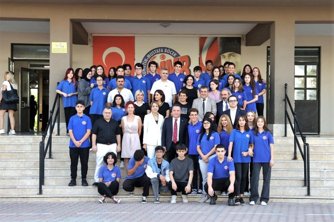 Başkan Böcek Yeni Eğitim Öğretim Yılını Öğrencilerle Birlikte Karşıladı