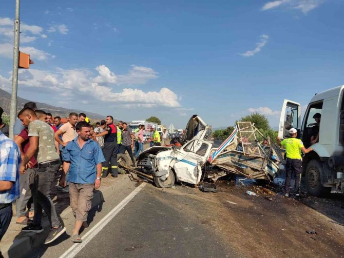 Hurda Yığınına Dönen Kamyonetten Sağ Çıktılar