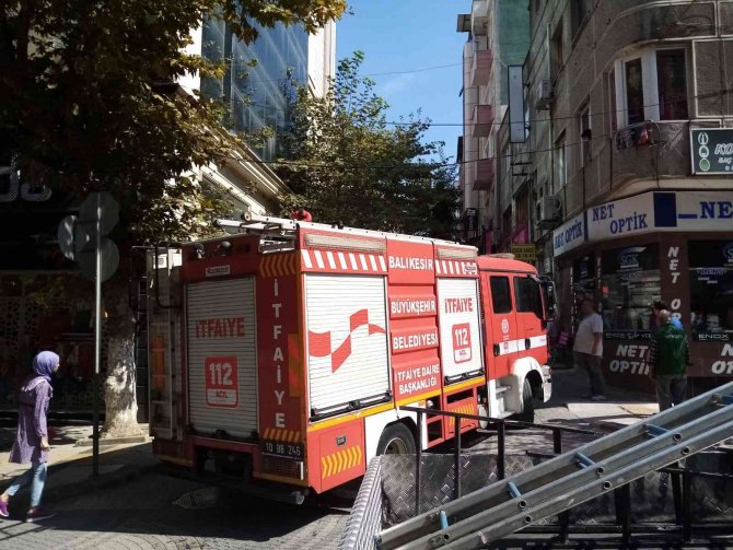 Bandırma’da İş Yerinde Çıkan Yangın Paniğe Sebep Oldu