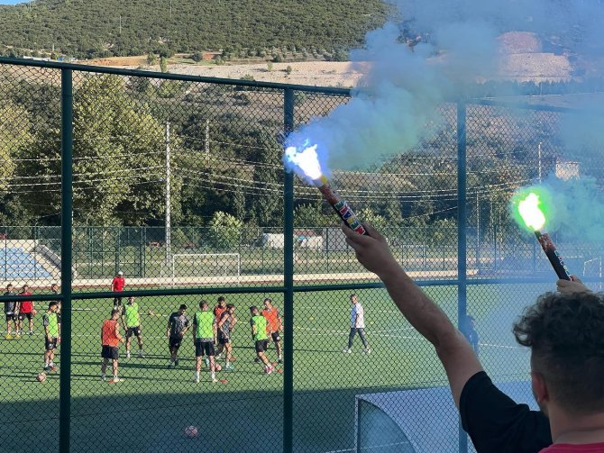 Belekoma Tayfa Taraftar Grubundan Zorlu Maç Öncesi Takıma Tam Destek