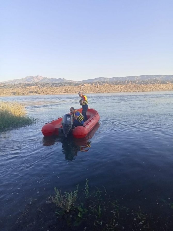 Bingöl’de Baraj Ortasında Mahsur Kalan Vatandaşı Ekipler Kurtardı