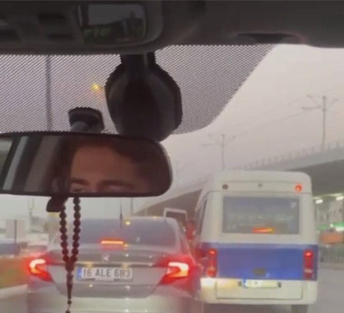 Bursa’da Sürücülerin Araçlarıyla Yol Verme Kavgası Kameralarda