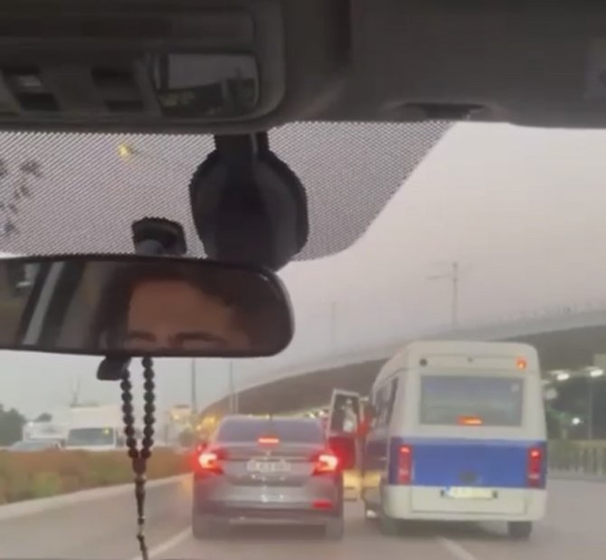Bursa’da Sürücülerin Araçlarıyla Yol Verme Kavgası Kameralarda