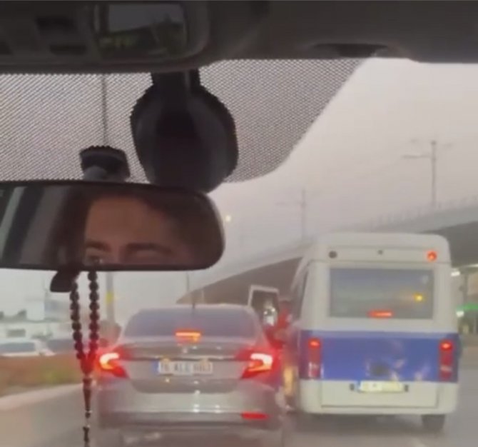 Bursa’da Sürücülerin Araçlarıyla Yol Verme Kavgası Kameralarda