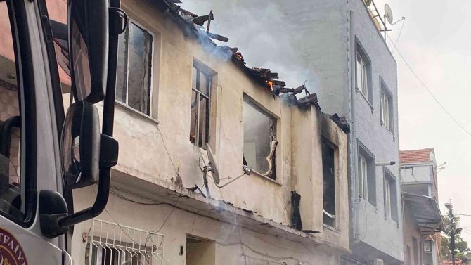 Bursa’da Alevler İki Katlı Evi Küle Çevirdi