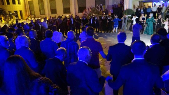 Van’da Aşiret Düğününde 5 Milyon Tl’lik Takı Takıldı