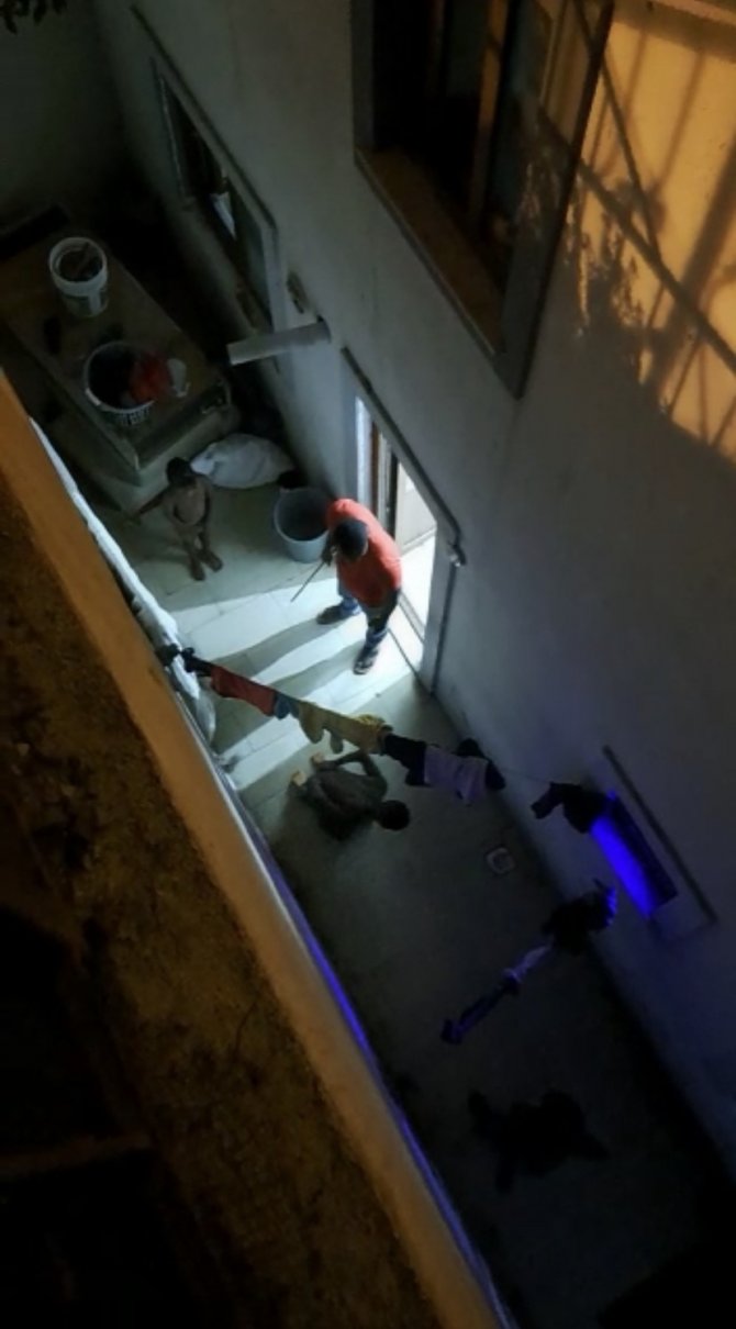 İ̇stanbul’da Dehşet Anları Kamerada: Evi Dağıtan Çocuklarını Sopayla Dövdü