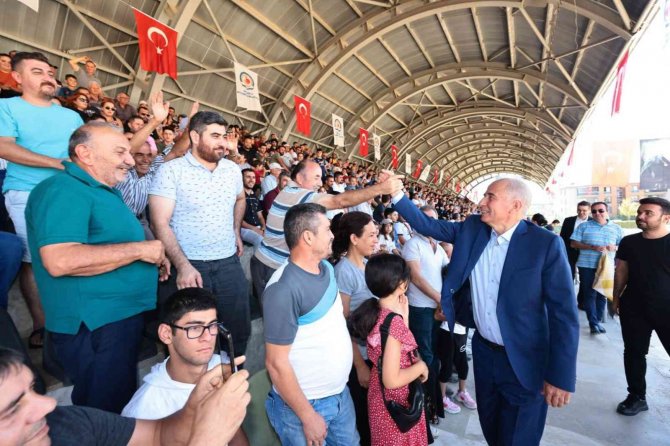 On Binlerce Denizlili Boğa Güreşinin Heyecanını Yaşadı