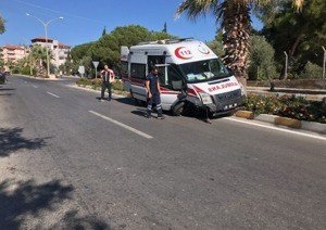 Ambulans Park Halindeki Araca Çarptı, Sürücü Ölümden Saniyelerle Kurtuldu