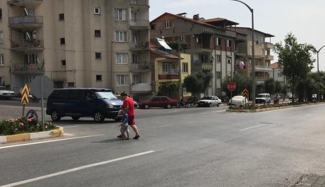 Sabıkalı Kavşakta Okulun İlk Günü Faciadan Dönüldü