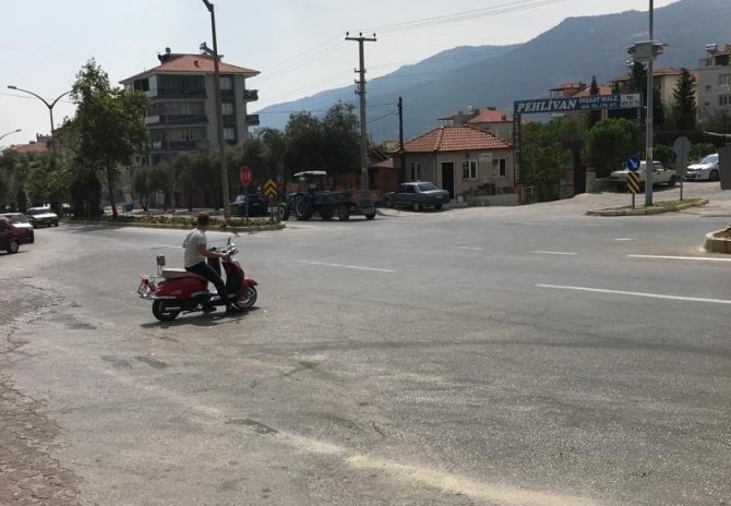 Sabıkalı Kavşakta Okulun İlk Günü Faciadan Dönüldü