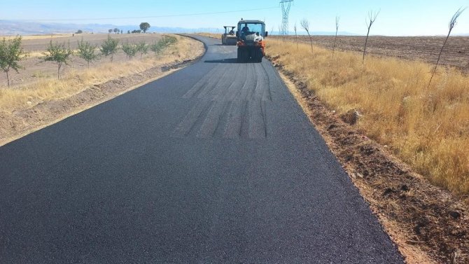 Elazığ’ın Köy Yollarında Asfaltlama Çalışması Sürüyor