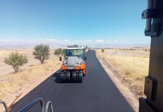 Elazığ’ın Köy Yollarında Asfaltlama Çalışması Sürüyor
