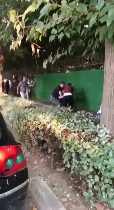 Sokağa İdrarını Yapan Baba Oğul Bıçak Darbelerinin Hedefi Oldu