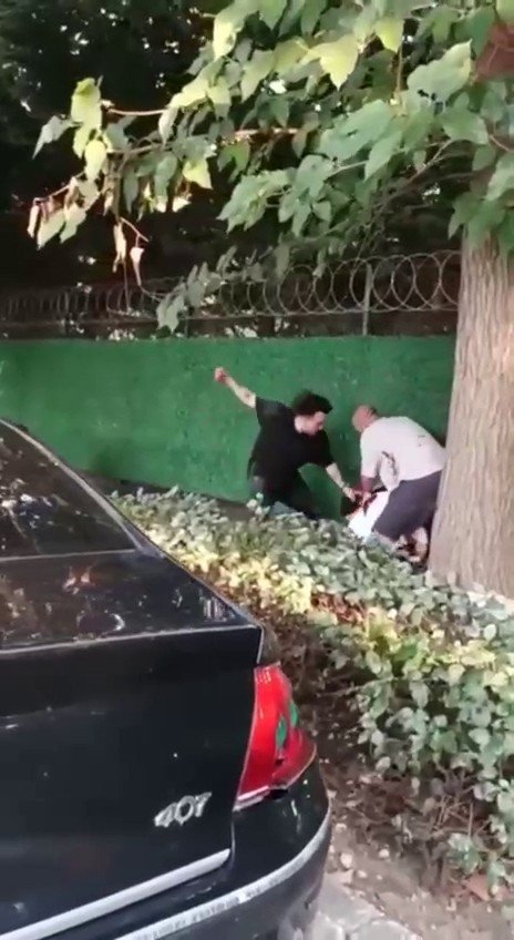 Sokağa İdrarını Yapan Baba Oğul Bıçak Darbelerinin Hedefi Oldu