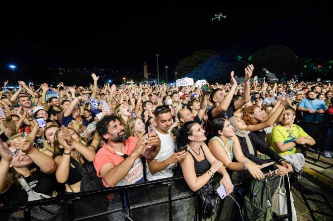 İ̇ef Çim Konserleri’nde Finali Haluk Levent Yaptı