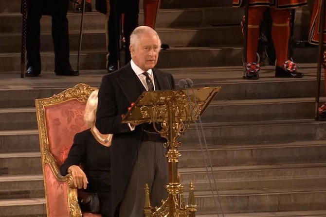 İ̇ngiltere Kralı Iıı. Charles, Parlamento Binasında Taziyeleri Kabul Etti