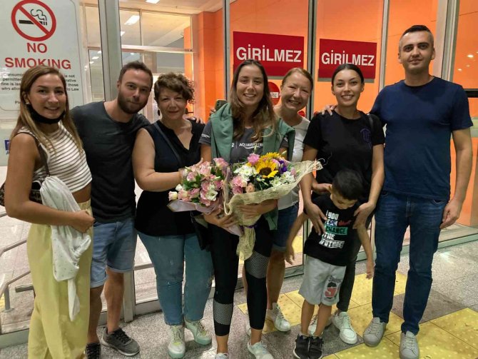 Catalina Kanalı’nı 11 Saat 59 Dakikada Geçen Bengisu Avcı, Yurda Döndü