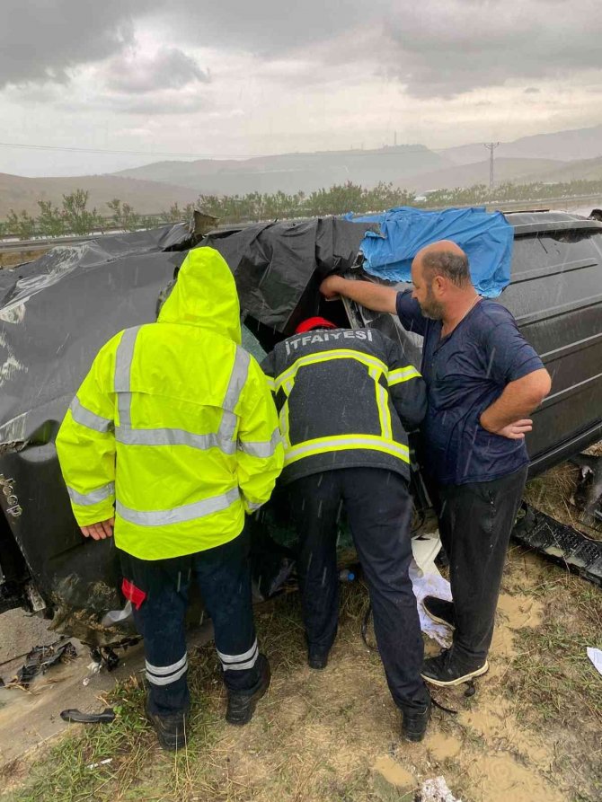 Araçta Sıkışan Sürücüyü İtfaiye Kurtardı
