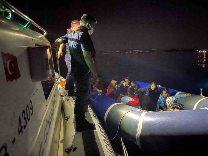 İ̇zmir Açıklarında Geri İtilen 210 Göçmen Kurtarıldı, 236 Göçmen De Yakalandı