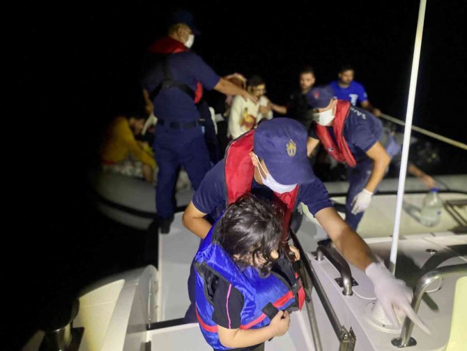 İ̇zmir Açıklarında Geri İtilen 210 Göçmen Kurtarıldı, 236 Göçmen De Yakalandı
