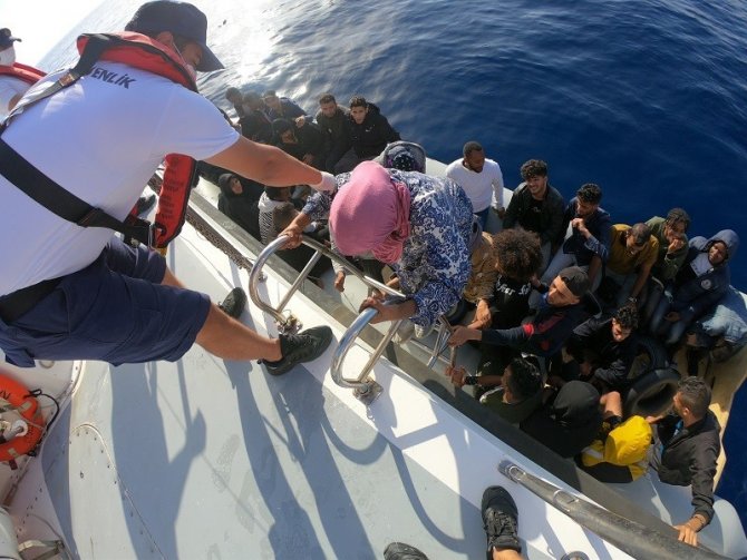 İ̇zmir Açıklarında Geri İtilen 210 Göçmen Kurtarıldı, 236 Göçmen De Yakalandı