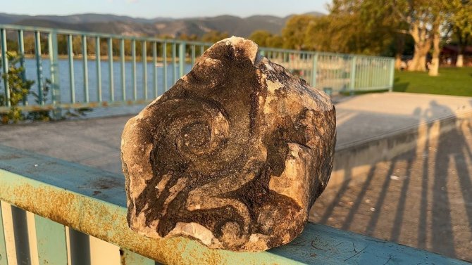 İ̇znik Gölü’nde Tarihi Taş Kalıntısı Bulundu