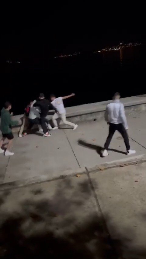 Caddebostan Sahili’nde Yere Yatırdıkları Genci Tekme Ve Yumruklarla Darp Ettiler