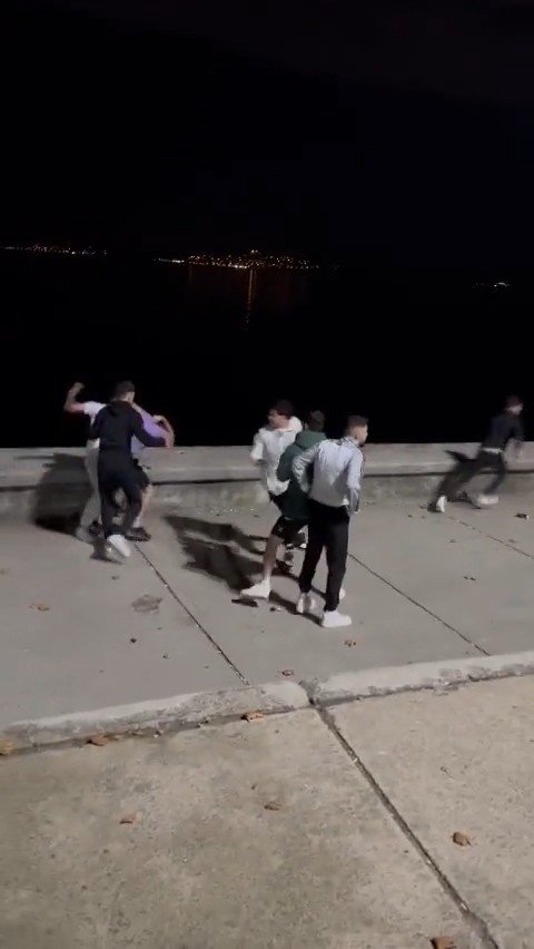 Caddebostan Sahili’nde Yere Yatırdıkları Genci Tekme Ve Yumruklarla Darp Ettiler