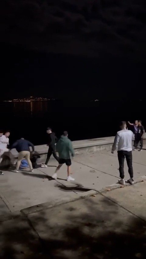 Caddebostan Sahili’nde Yere Yatırdıkları Genci Tekme Ve Yumruklarla Darp Ettiler