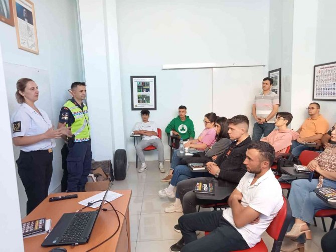 Jandarma Trafik Ekiplerinden Sürücü Adaylarına Eğitim