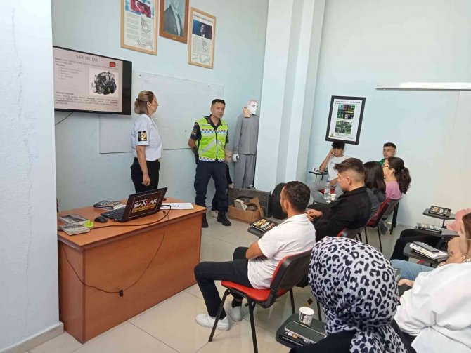 Jandarma Trafik Ekiplerinden Sürücü Adaylarına Eğitim