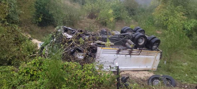 Mıcır Yüklü Hafriyat Kamyonu Şarampole Devrildi: 1 Ölü