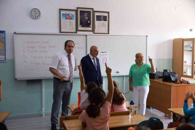 Ankara’da Öğrencilere 20 Bin Adet Kırtasiye Malzemesi Hediye Edildi