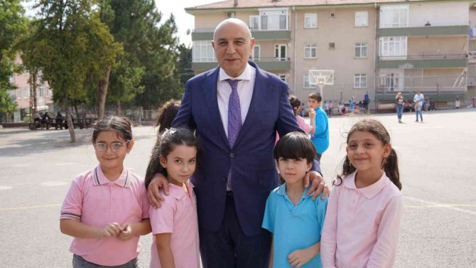 Ankara’da Öğrencilere 20 Bin Adet Kırtasiye Malzemesi Hediye Edildi