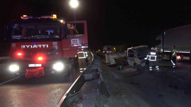 Kırıkkale’de Feci Kaza, Kamyonet İkiye Bölündü: 3 Yaralı