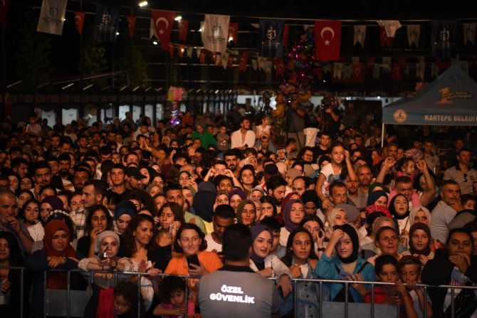Soner Sarıkabadayı Kartepe’de Vatandaşları Coşturdu