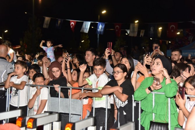 Soner Sarıkabadayı Kartepe’de Vatandaşları Coşturdu