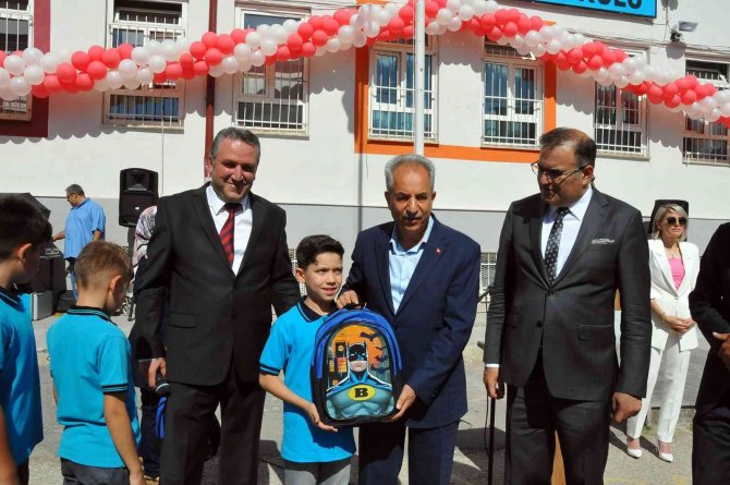 Akşehir Belediyesi’nden 2 Bin 500 Çanta Ve Kırtasiye Seti