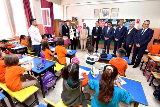 Karatay Belediyesi’nden Kırtasiye Yardımı