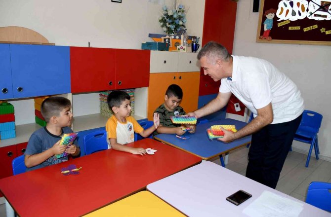 Kuşadası Belediyesi’nden Minik Öğrencilere İlk Gün Sürprizi