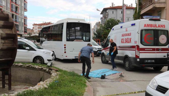 Minibüsün Çarptığı Kadın Hayatını Kaybetti, Yakınları Kriz Geçirdi
