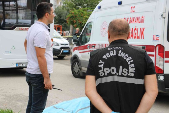 Minibüsün Çarptığı Kadın Hayatını Kaybetti, Yakınları Kriz Geçirdi
