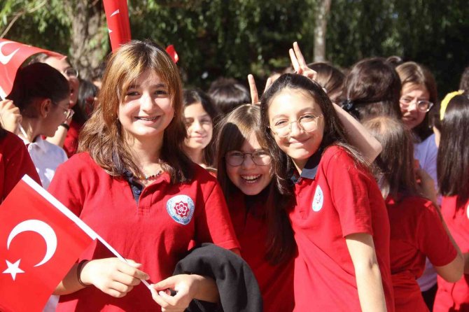 Öğretmen Ve Öğrencilerden İlk Gün Resitali