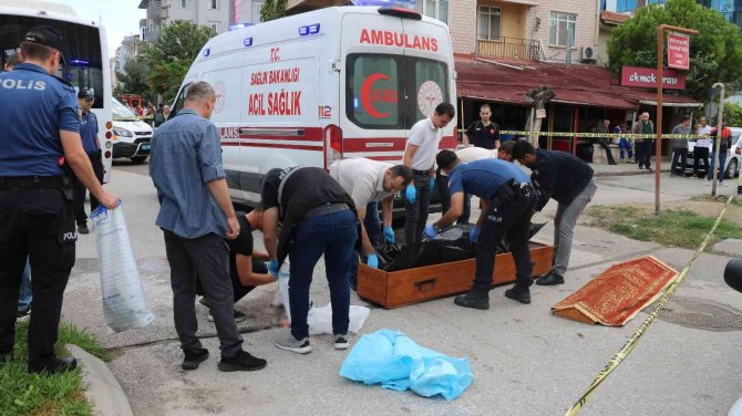 Minibüsün Çarptığı Kadın Hayatını Kaybetti, Yakınları Kriz Geçirdi