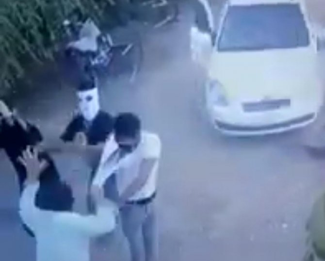 Önce Otomobille Çarptılar, Sonra Sopalarla Saldırdılar