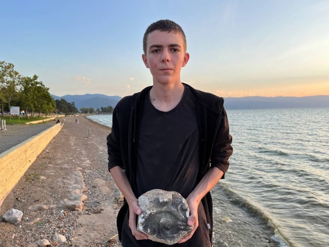 İ̇znik Gölü’nde Tarihi Taş Kalıntısı Bulundu