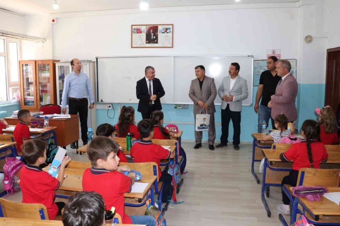 Kaymakamı Nayman Ve Başkan Özdemir’den Öğrencilere Hediye